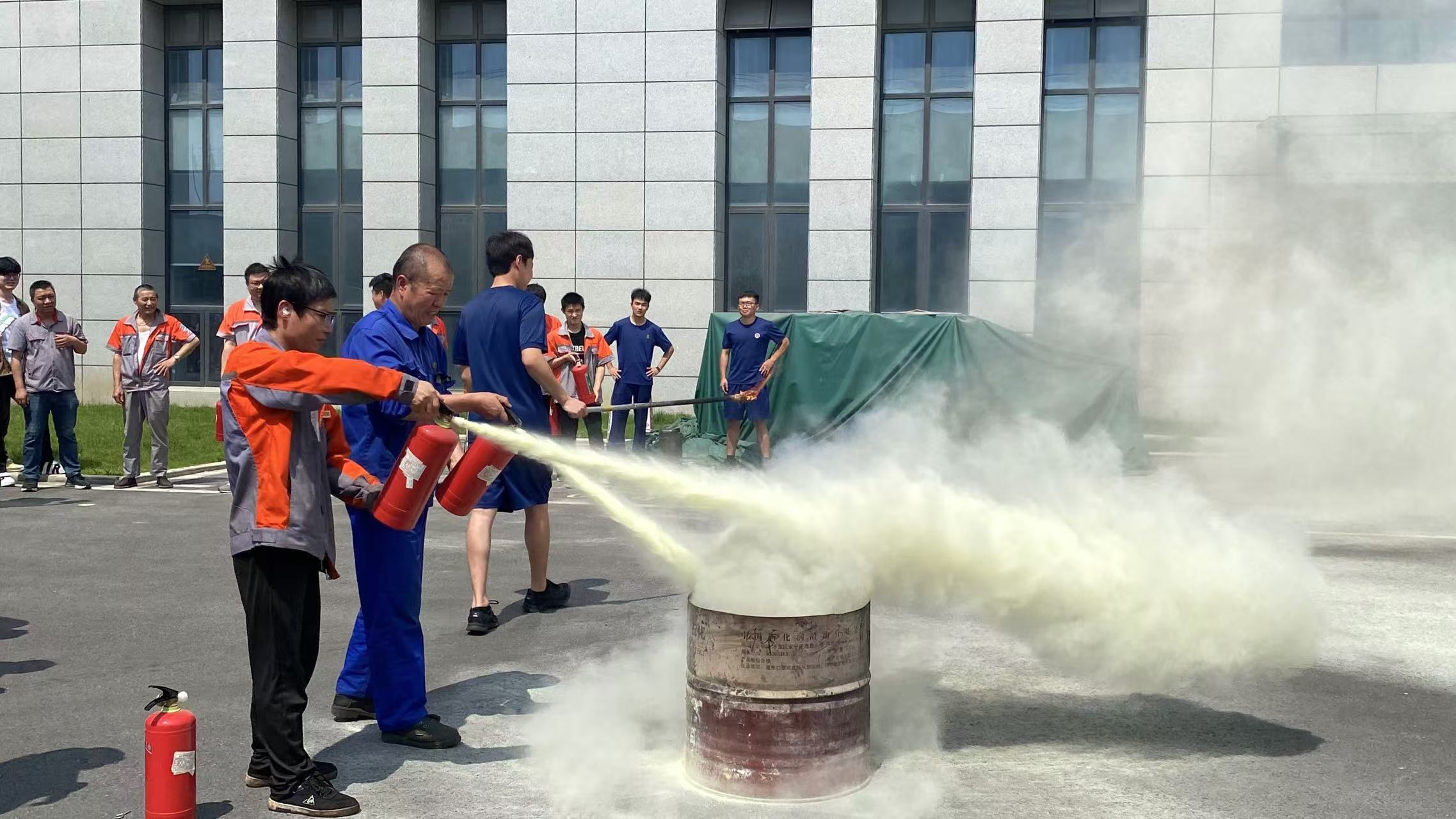 爭分奪秒，守護安全！新發(fā)現(xiàn)開展消防演習(xí)全力筑牢 “安全網(wǎng)”